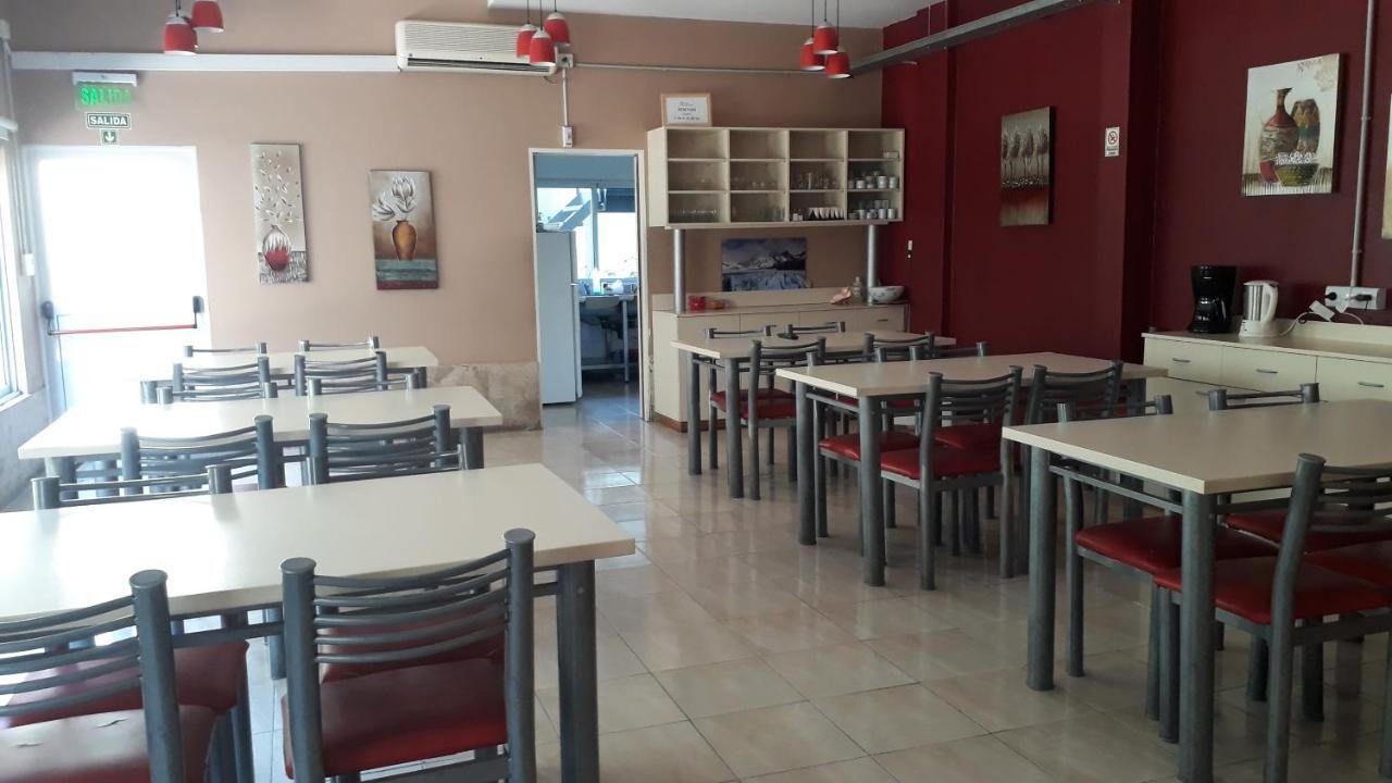 Hostel Puerta De Hierro Villa Alsina Luaran gambar